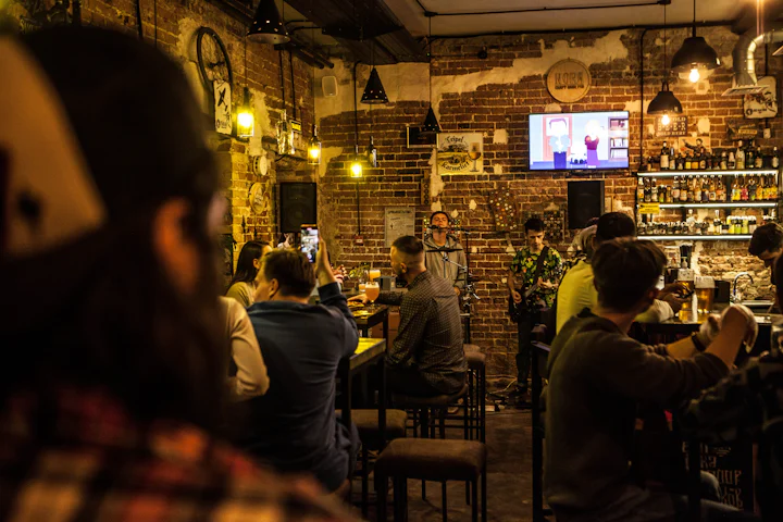 Movimento de clientes no balcão de um bar
