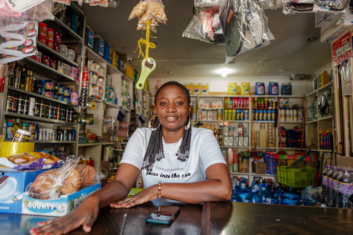 Dona de mercadinho atrás do balcão da loja